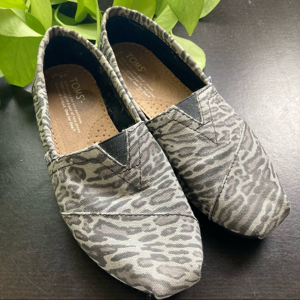 Toms women’s size 5 animal print slip on shoes EUC